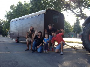 Das Roxy-Team vor ihrem soeben gelieferten Wohnwagen