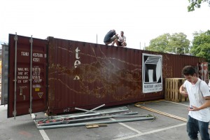 Container als Büro und barPOLAR (Foto: Juerg Luedi)